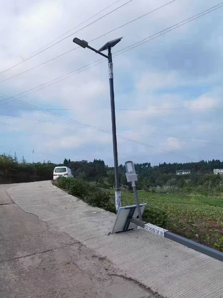 河南嵩县焕新：300 套定制太阳能路灯点亮乡村振兴路