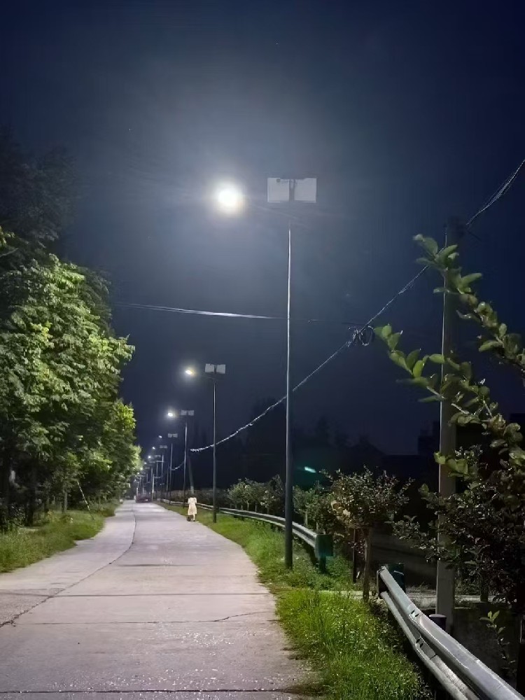 湖北枝江乡镇太阳能路灯：高配置点亮乡村路，创阳定制绘就美景