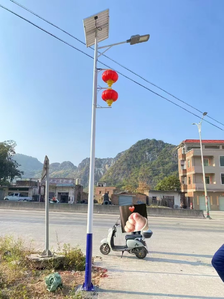 红灯笼映绿能源：150 盏太阳能路灯点亮亳州乡村国庆情