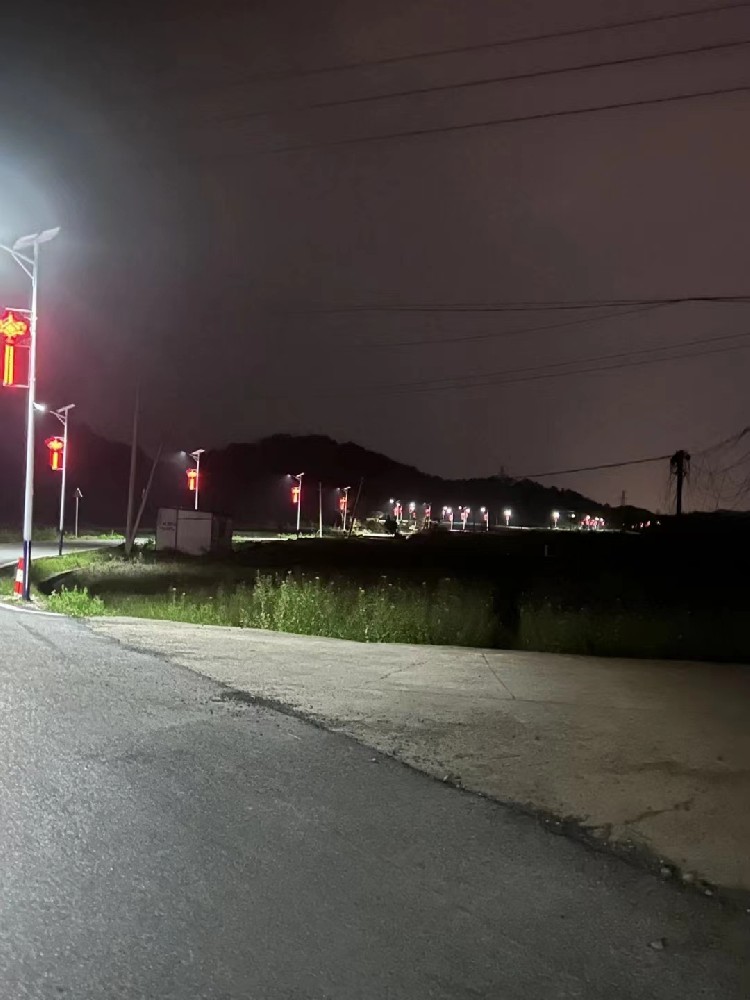 红结映灯耀丰城：太阳能路灯点亮国庆红火情