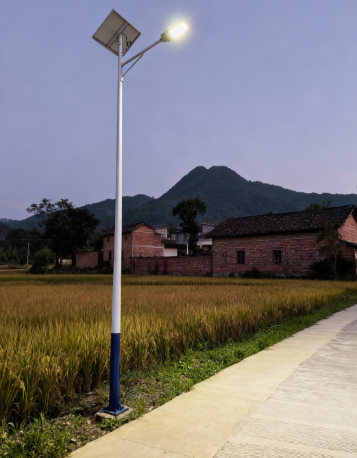 千盏灯火照乡路：浦北太阳能路灯点亮振兴图景