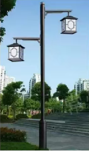 灯笼映晚色：新田小区公园里的复古庭院灯风情