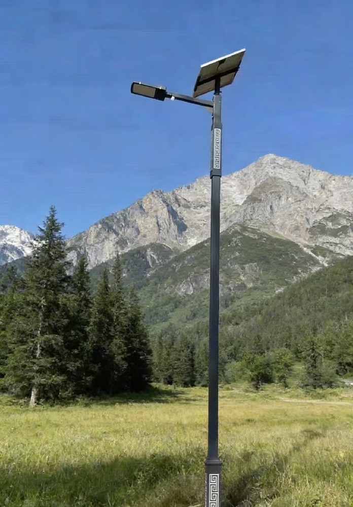 池州乡村焕新颜：125盏方形灰色太阳能路灯点亮振兴路