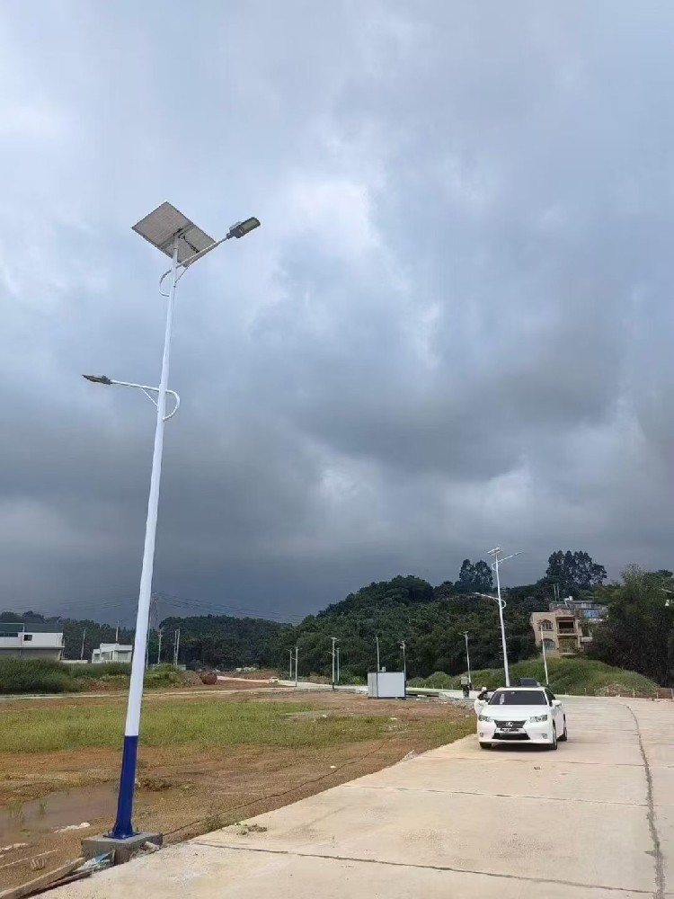 8米双臂太阳能路灯点亮黔西南 创阳照明赋能乡村绿色亮化