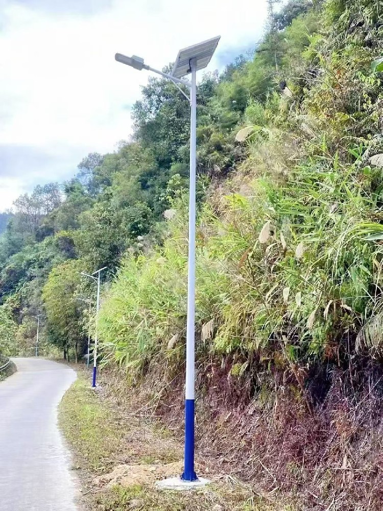 6米太阳能路灯点亮铜仁新春路 创阳照明守护团圆夜