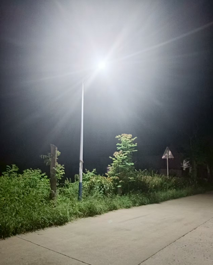 太阳能路灯点亮湖南娄底乡村振兴路，光明铺就幸福新生活