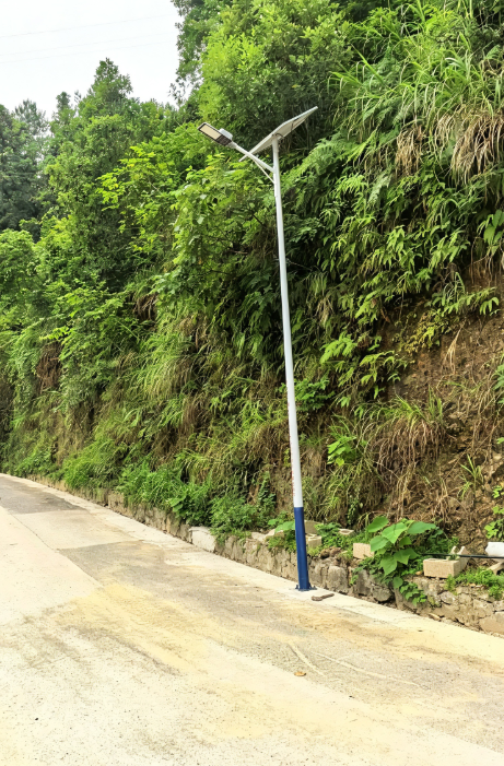 娄底新化茅塘镇落地6米太阳能路灯，点亮乡村生态照明新图景
